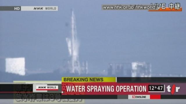 Japon/ risque de catastrophe nucléaire: deux camions spéciaux de l'armée arrosent en ce moment le réacteur 3 de la centrale de Fukushima