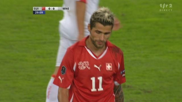 Football / Euro 2012 (éliminatoires): Suisse - Monténégro. 28e minute: grosse occasion suisse par Valon Behrami