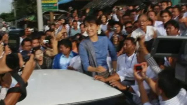 Aung San Suu Kyi sort de Rangoun