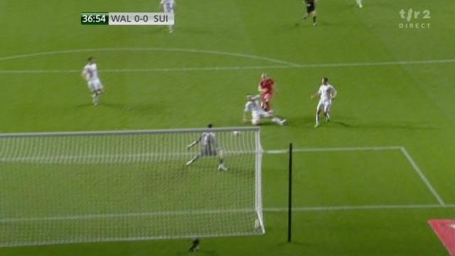 Football / Euro 2012 (éliminatoires): Pays de Galles - Suisses: Benaglio, de l'épaule droite et d'un réflexe, empêche l'ouverture du score par Morison (37e)