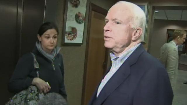 Le sénateur John McCain est en visite en Libye