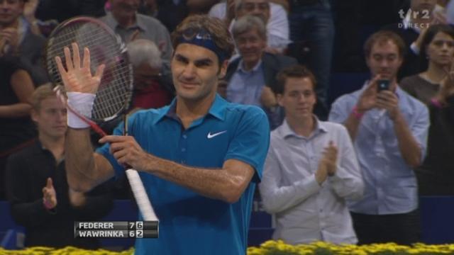 Tennis / Swiss Indoors à Bâle (1re demi-finale): Roger Federer - Stanislas Wawrinka. 2e manche: à 7-6 5-2, Federer sert pour participer à la finale contre Nishikori