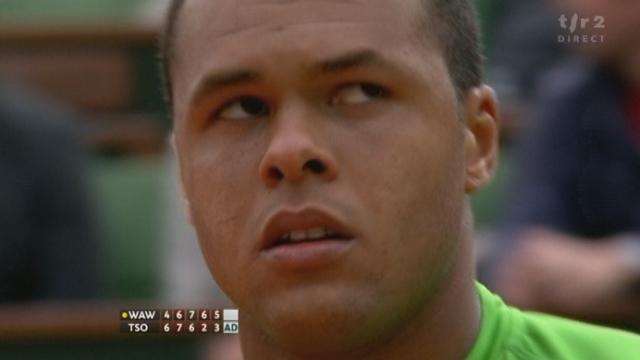 Tennis / Roland-Garros (3e tour) : Victoire de Wawrinka ! Mené 2 sets 0, le Vaudois renverse la vapeur et s’impose 4-6 6-7 7-6 6-2 6-3 en 4h03. Il affrontera Federer en 8es