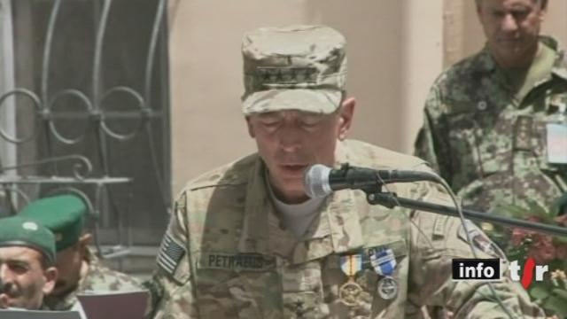 Afghanistan: le général américain David Petraeus a transmis le commandement des forces de l'OTAN à son successeur John Allen