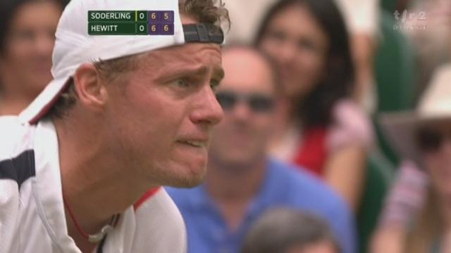 Tennis / Wimbledon (2e tour): Söderling (SUE) - Hewitt (AUS). Personne ne prend le service de l'autre. Le 12e jeu et le tie-break sont serrés. 1re manche: 7-6 pour l'Australien