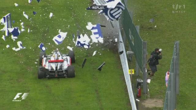 Automobilisme / F1 (GP de Belgique): 13e tour: choc incroyable de Lewis Hamilton, mis hors course par Kobayashi.