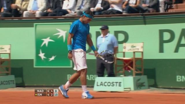 Tennis / Roland-Garros (1er tour):  John Isner (USA) sait aussi réussir de très beaux points contre Nadal. Ici à 6-4 4-2