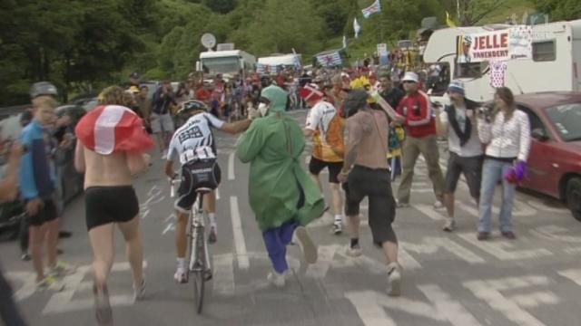 Cyclisme / Tour de France (19e ét.): à 5 km du sommet, Contador se fraie un chemin et se défend contre un spectateurs qui le gêne
