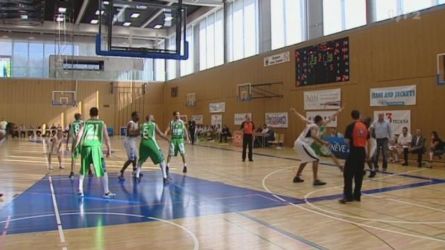 Basketball/Playoff (demi-finale): résumé du match Genève - Fribourg (63 - 65) + interview d'Harold Mrazek, directeur technique de Fribourg et de Michel Perrin, entraîneur de Genève