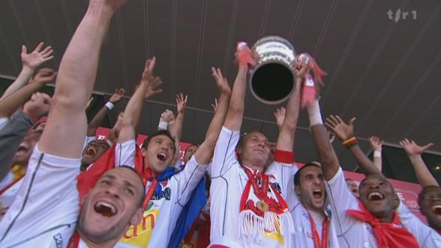 Football / Coupe de Suisse (finale): NE Xamax - Sion (0-2) + itw Bernard Challendes (entraîneur NE Xamax)