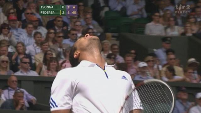 Tennis / Wimbledon (quarts de finale): Jo-Wilfried Tsonga (FRA) - Roger Federer (SUI). 3e manche. Le Français prend le service du Suisse pour mener 2-1