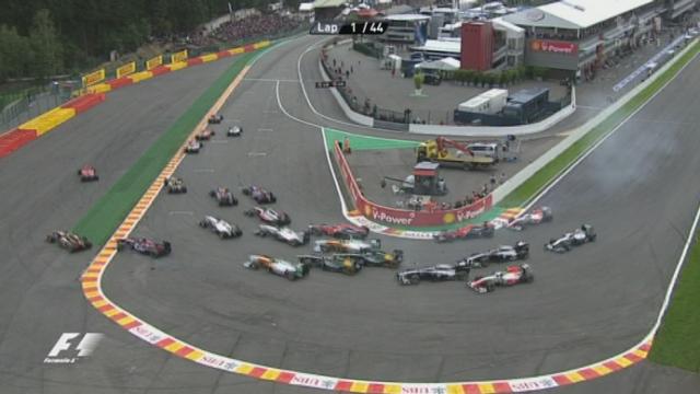 Automobilisme / F1 (GP de Belgique): le départ. Vettel en tête. Rosberg, départ canon, est 2e, Buemi 10e.