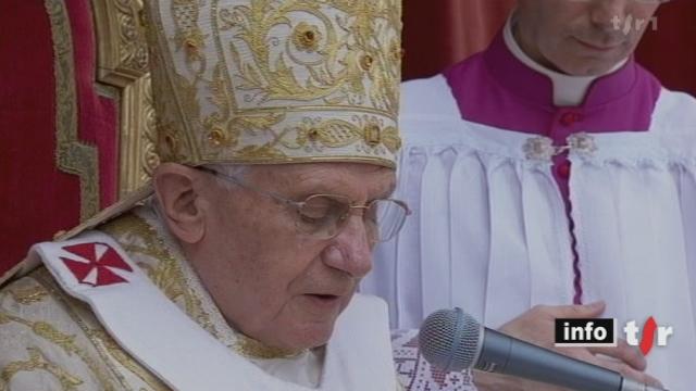 Pâques: le Pape Benoît XVI a annoncé ses voeux urbi et orbi devant la foule de catholiques rassemblés place Saint - Pierre à Rome