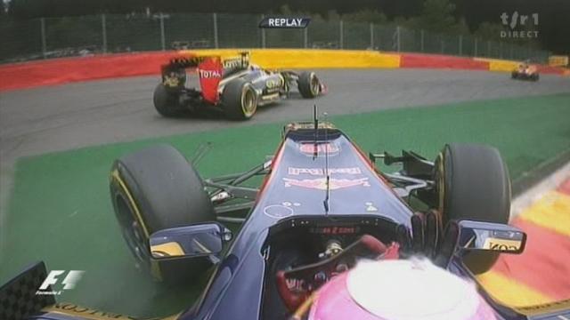 Automobilisme / F1 (GP de Belgique): 3e tour. Rosberg, qui avait passé en tête, est repassé par Vettel. Et le départ au ralenti.