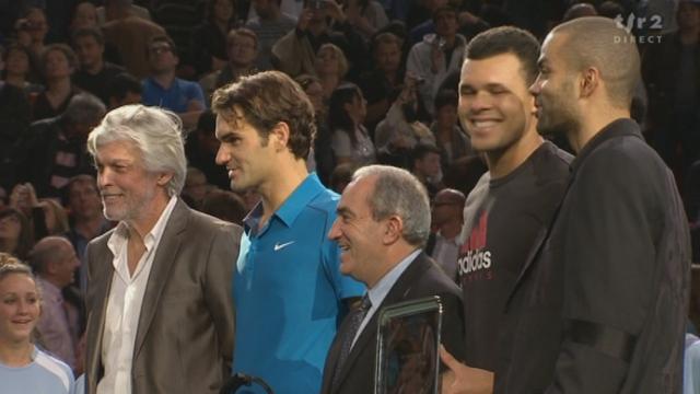 Tennis / Paris-Bercy (finale): Roger Federer, vainqueur, et Jo-Wilfried Tsonga (FR) à l’heure des interviewes. Sympa.