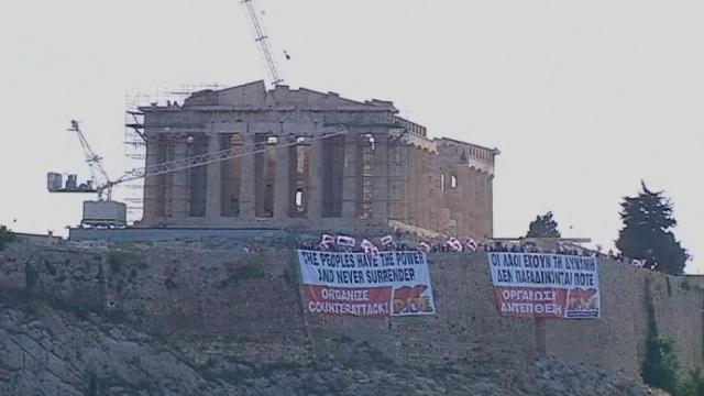 Une banderole sur l'Acropole