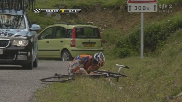 Cyclisme/Tour de France (14e étape-Les Pyrénées) Chute spectaculaire de Laurens Ten Dam dans la descente du col d'Agnes. Une de plus.