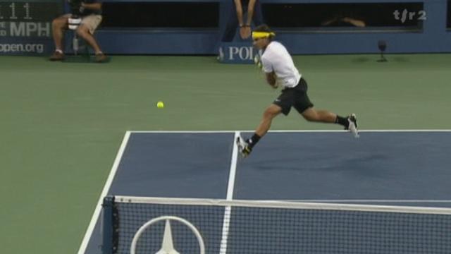 Tennis / US Open (2e tour): Andrey Golubev (KAZ) - Rafael Nadal (ESP). Passing en bout de course, en revers pour l'Espagnol qui mène 5-3 (1re manche)