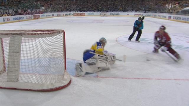 Hockey / Coupe Spengler (finale): Davos - Dinamo Riga. Penalty contre Davos pour faute de main de Robin Grossmann (1er tiers/18e minute)