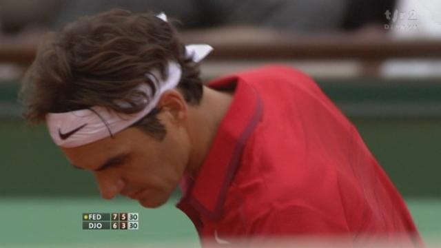 Tennis / Roland Garros (2e demi-finale): 2e manche. Roger Federer (SUI) - Novak Djokovic (SRB). A 5-3, il faut 4 balles de set au Suisse pour mener 2 manches à rien (7-6 6-3)