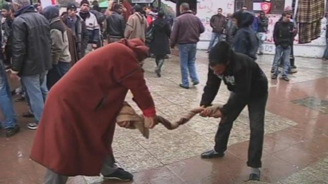 Remaniement et nouvelles manifestations en Tunisie