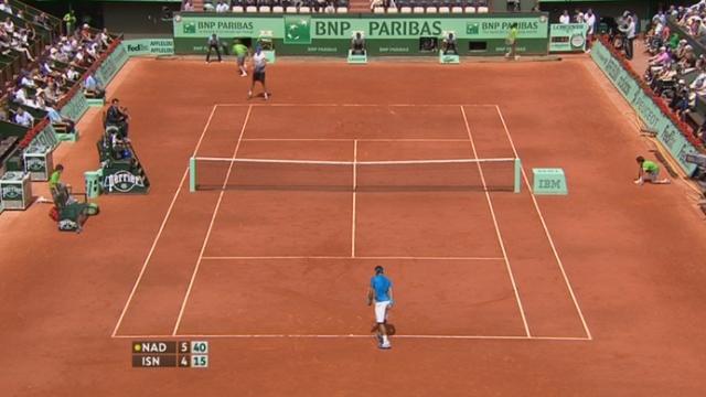 Tennis / Roland-Garros (1er tour): Rafael Nadal remporte le premier set 6-4. Ici le dernier jeu, sans problème