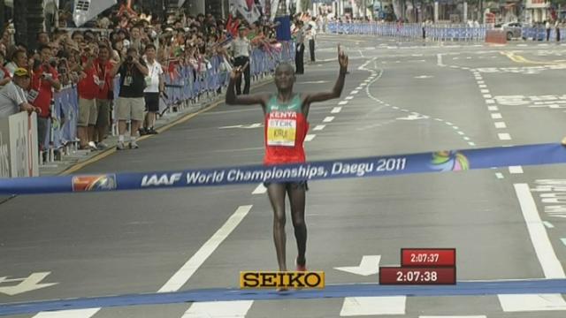 Athlétisme / Mondiaux de Daegu (CdS): Marathon. Abel Kirui (KEN) remporte son 2e titre de champion du monde en s'imposant en 2h 7mn et 38sec. Il devance son compatriote Vincent Kipruto de plus de deux minutes.