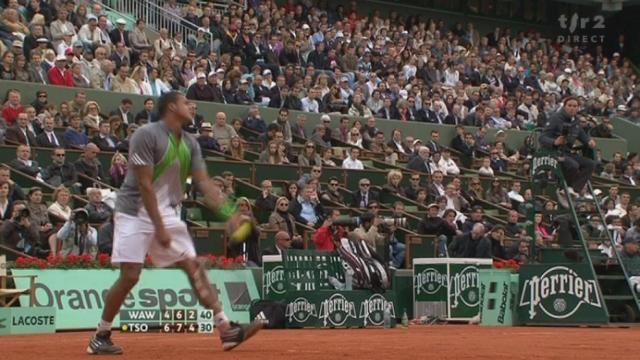 Tennis / Roland-Garros (3e tour) : L’un des coups du match pour Wawrinka ! Le Vaudois annule le break de Tsonga et y croit encore dans ce 3e set.