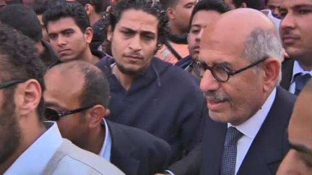 Jets de pierres sur Mohamed ElBaradei au Caire