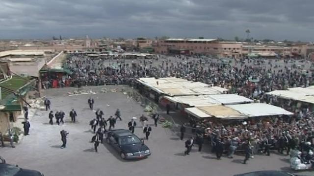 Mohammed VI sur les lieux de l'attentat de Marrakech