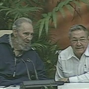 Fidel Castro quitte la direction du PC cubain