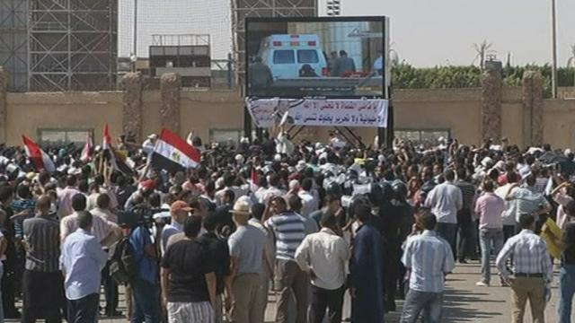 Séquences choisies - La tension était vive au Caire dans l'attente de l'arrivée d'Hosni Moubarak pour son procès