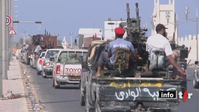 Libye : le Conseil national de transition rebelle s'installe à Tripoli, alors que les combats continuent