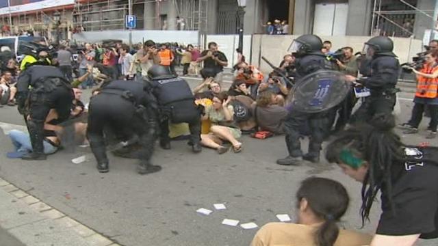 Séquences choisies - manifestants dispersés à Barcelone