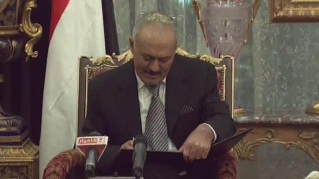 Yémen: le président Saleh signe un transfert de pouvoir