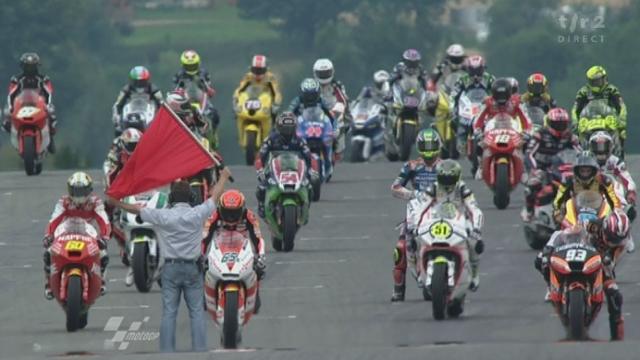 Moto, GP d'Allemagne/Moto 2: Départ mouvementé au Sachsenring. Kallio abandonne pendant le tour de chauffe. 4 concurrents dans les décors dès le premier virage.