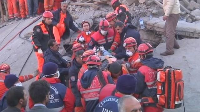 Près de 220 morts dans le séisme en Turquie