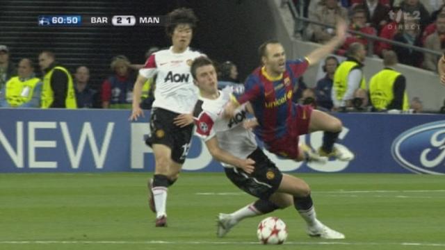 Football / Ligue des Champions (finale à Wembley): Barcelone - Manchester United 1-1 toujours. 61e: la seule faute grossière d'un match remarquable. Carrick fauche Iniesta