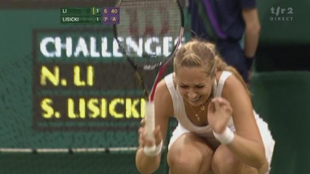 Tennis / Wimbledon (2e tour dames): Na Li (CHN) - Lisicki (ALL). La Chinoise, gagnante de Roland-Garros, n'exploie pas deux balles de match. Sabine Lisicki exploite, elle, sa 3de balle de match