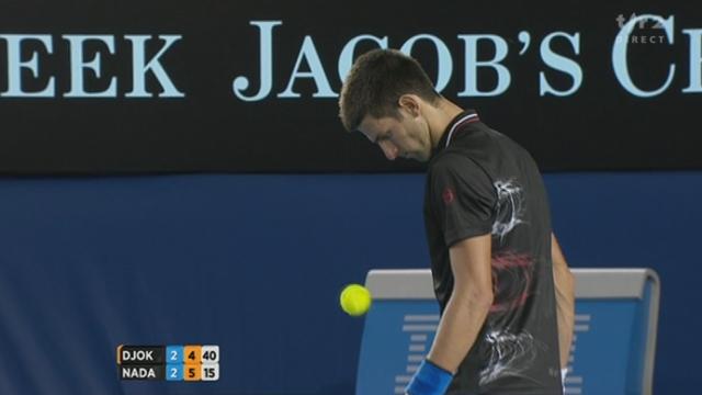 Tennis / Open d'Australie (finale messieurs): Novak Djokovic (SRB) - Rafael Nadal (ESP). 5e manche. Nadal mèene 5-4, mais c'est Djokovic qui sert