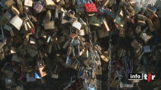 Rome : les autorités se dressent contre la tradition des cadenas de l'amour, qui veut que les jeunes couples accrochent un cadenas au plus vieux pont de la ville