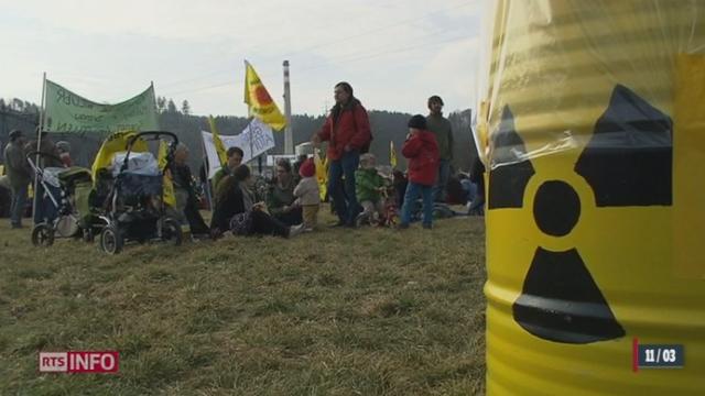 Un an après la catastrophe de Fukushima, près de 8'000 opposants au nucléaire ont manifesté devant la centrale de Mühleberg (BE)