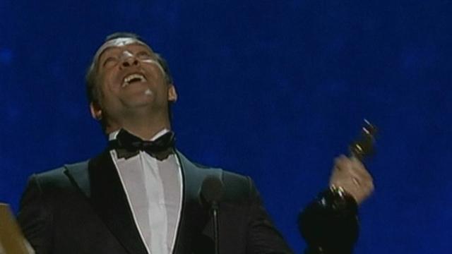 Jean Dujardin fou de joie en recevant son Oscar.