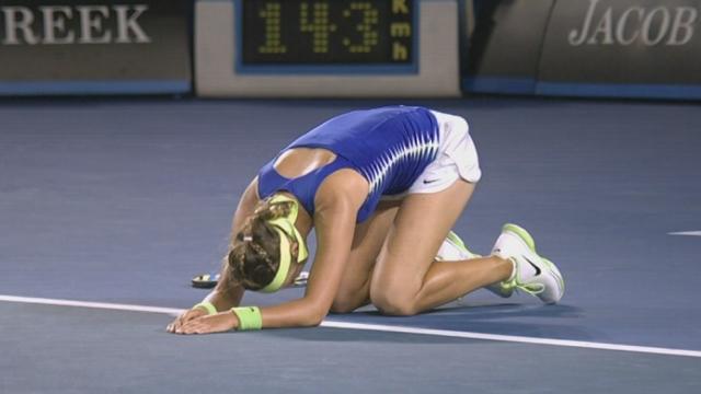Tennis / Open d'Australie (finale dames): Victoria Azarenka (BLR) - Maria Sharapova (RUS). Etonnante Bélarusse! Après le 6-3 de la manche initiale, elle ne laisse pas l'ombre d'une chance à sa prestigieuse rivale pour s'imposer 6-0 dans le 2e set et remporter son premier titre en Grand Chelem