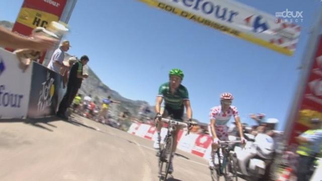 16eme étape (Pau - Bagnères-de-Luchon, 197km). Thomas Voeckler (FRA) vire en tête au col d'Aubisque (1709m) devant le maillot à pois (Kessiakoff).