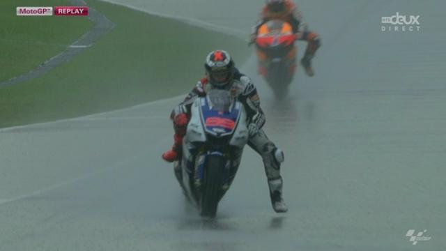 MotoGP. Drapeau rouge, toujours à cause des averses tropicales, course arrêtée. Pedrosa devant Lorenzo et Stoner.