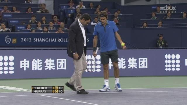 Demi-finale. Roger Federer (SUI) - Andy Murray (GBR). 2e manche: après l'interruption, le amtch reprend sur un rthme d'enfer. Federer remporte finalement le 1er jeu après 8 égalités (6-4 1-0)