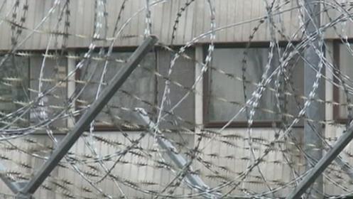 GE: conçue pour trois cent septante personnes, la prison de Champ-Dollon compte six cent détenus