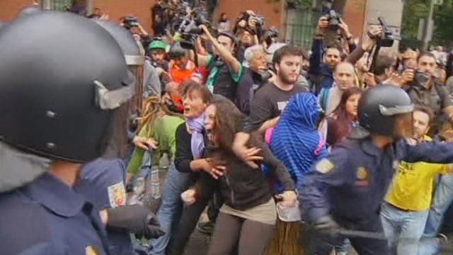 Séquences choisies – Affrontements entre police et manifestants à Madrid