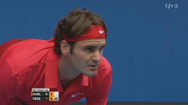 Tennis / Open d'Australie (3e tour): Ivo Karlovic (CRO) - Roger Federer (SUI). Après le 7-6 dans la manche initiale, le Suisse s'applique aussi pour remporter la seconde (7-5)